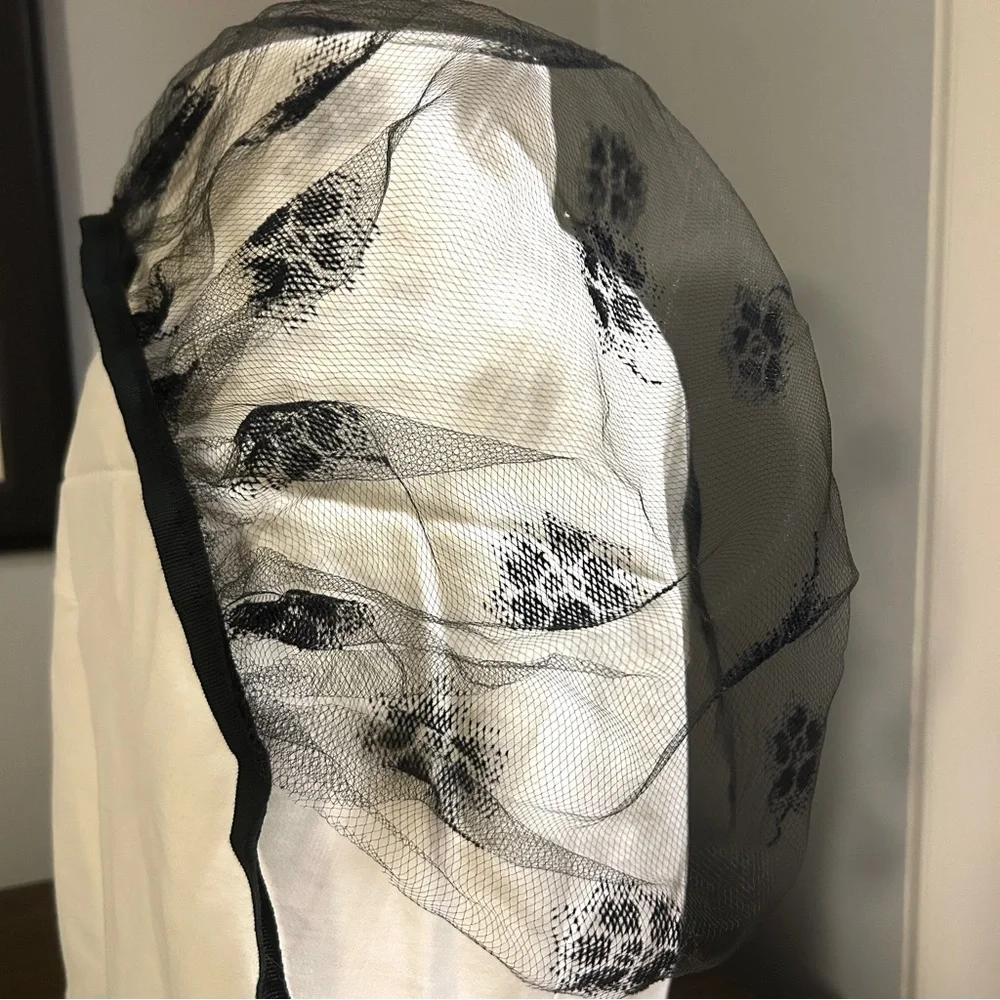 Vintage Spanish Black Lace Chapel Veil / Mantilla Head Covering - Picture 3 of 15